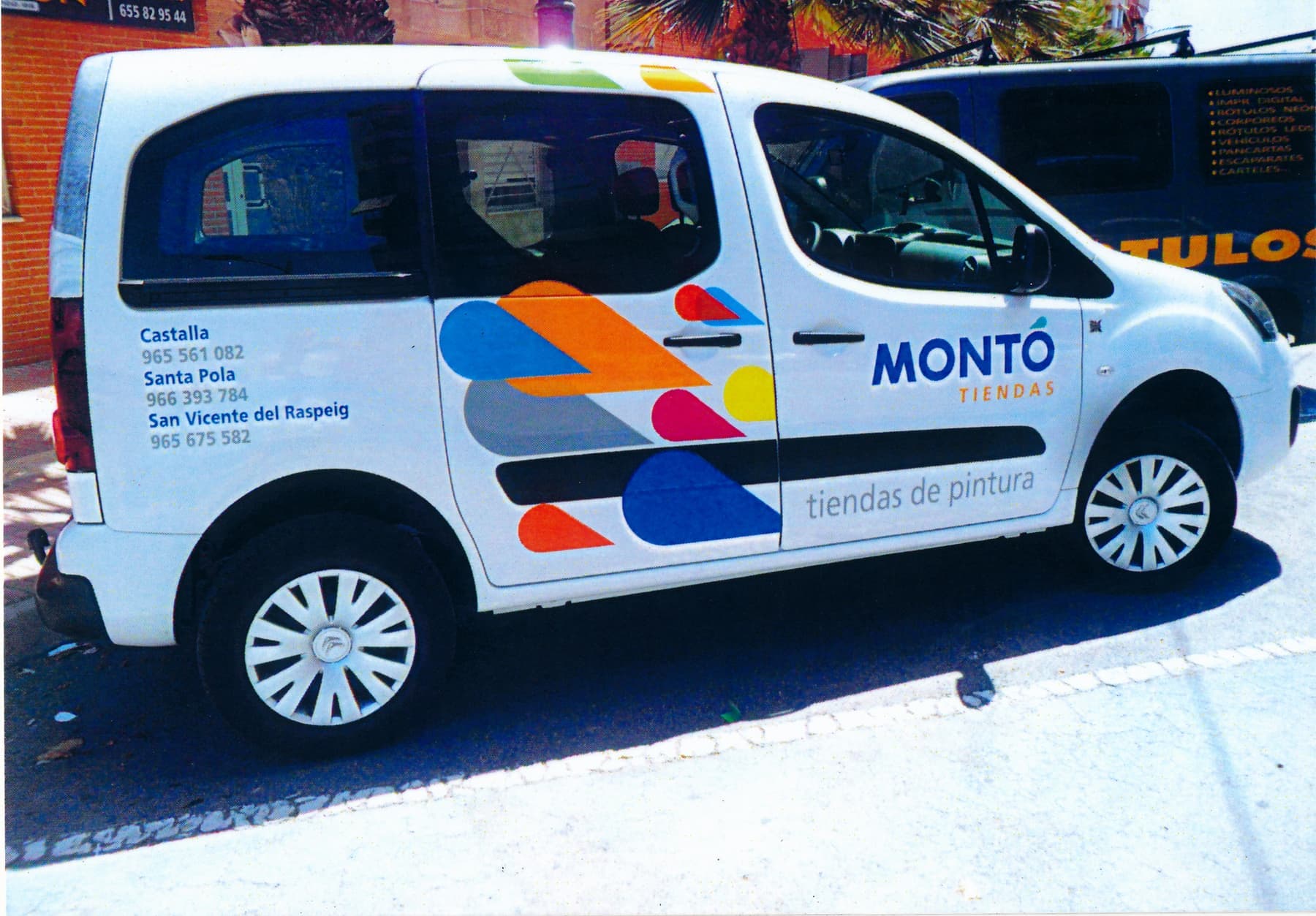 Furgoneta de Montó Pinturas rotulada con vinilo impreso multicolor