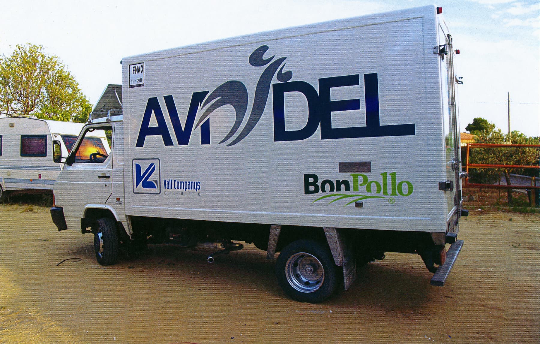 Camión frigorífico rotulado con la imagen corporativa de Avidel y Bon Pollo