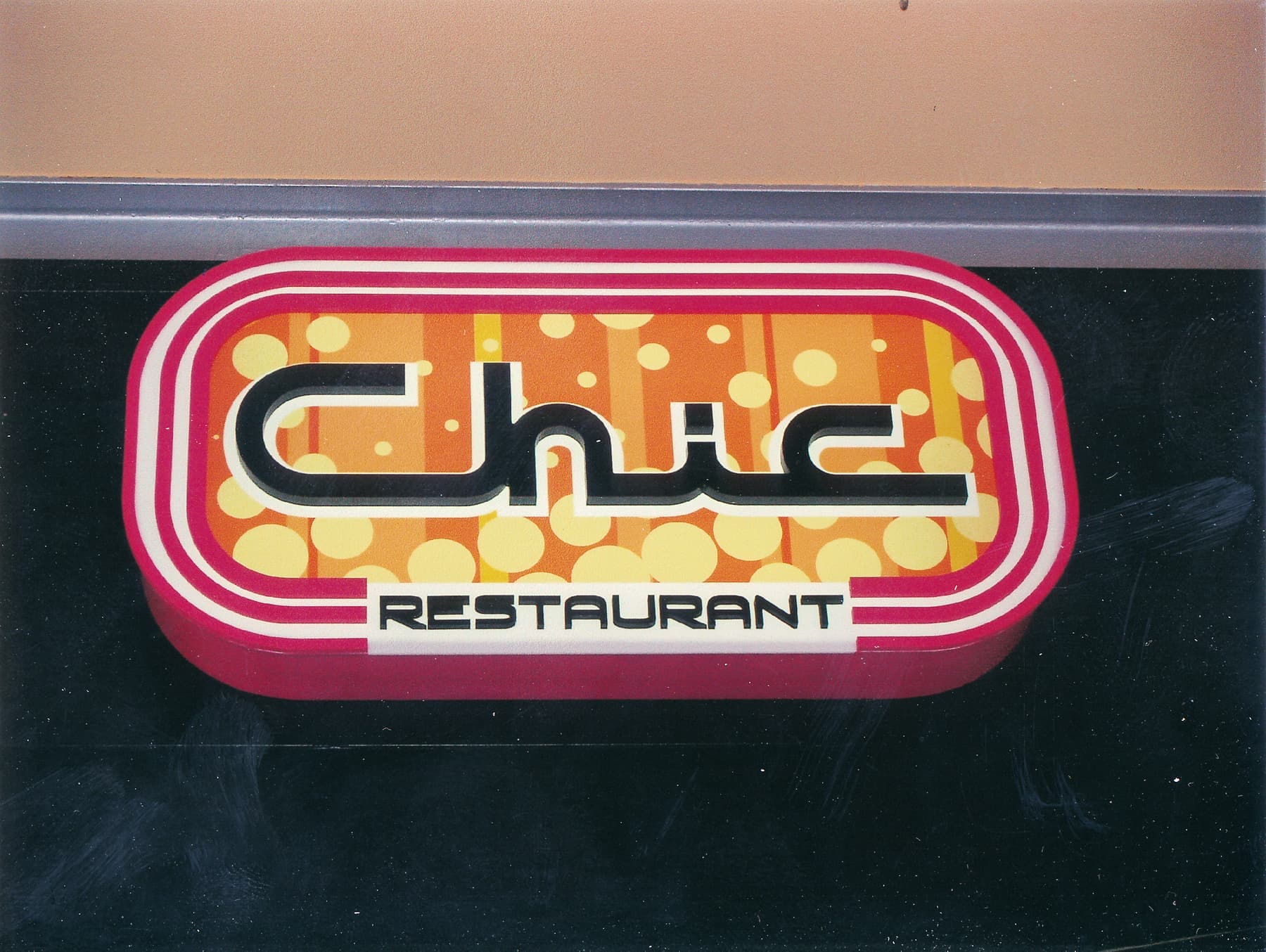 Rótulo luminoso ovalado de Chic Restaurant con iluminación LED