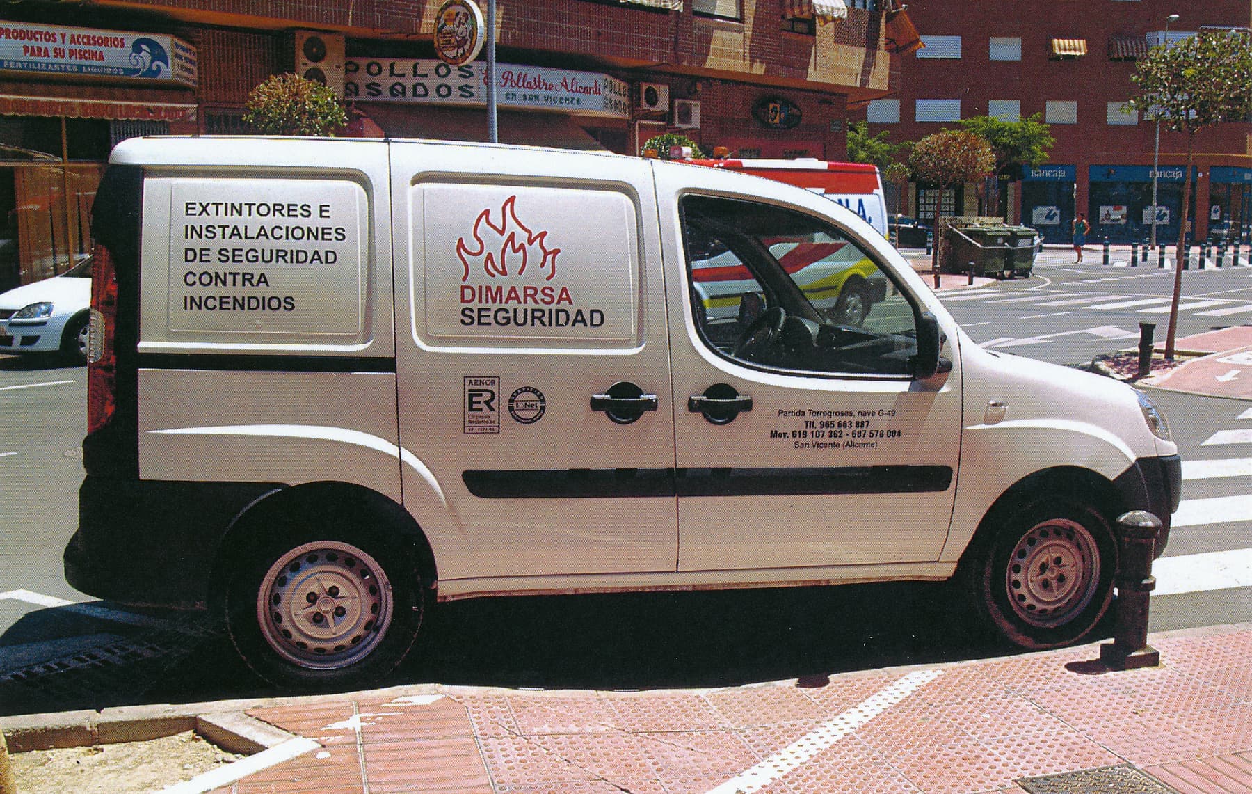 Furgoneta de Dimarsa Seguridad rotulada con vinilo corporativo