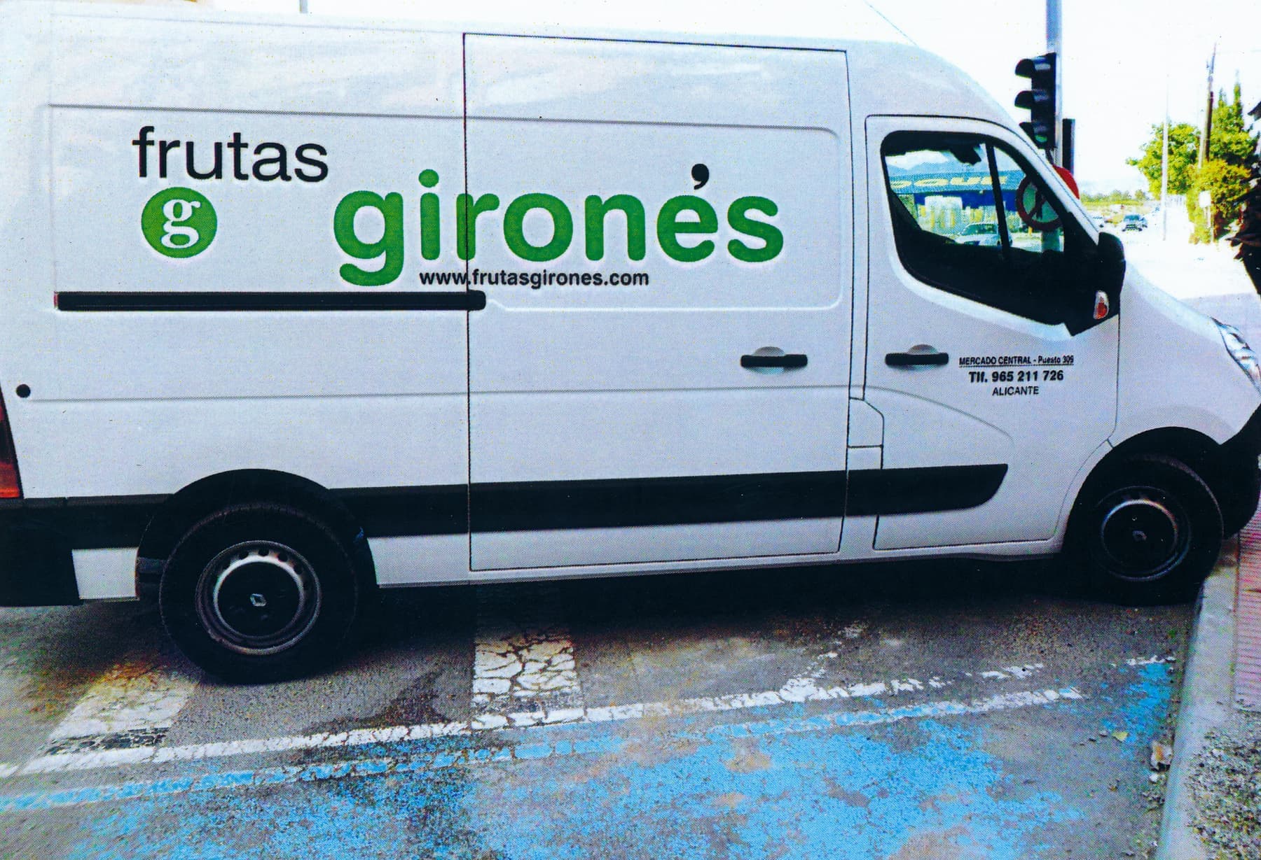 Furgón de reparto de Frutas Gironés con rotulación corporativa verde