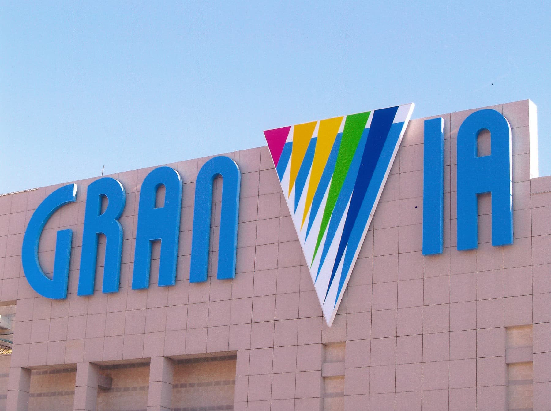 Letras corpóreas de gran formato del Centro Comercial Gran Vía sobre la fachada