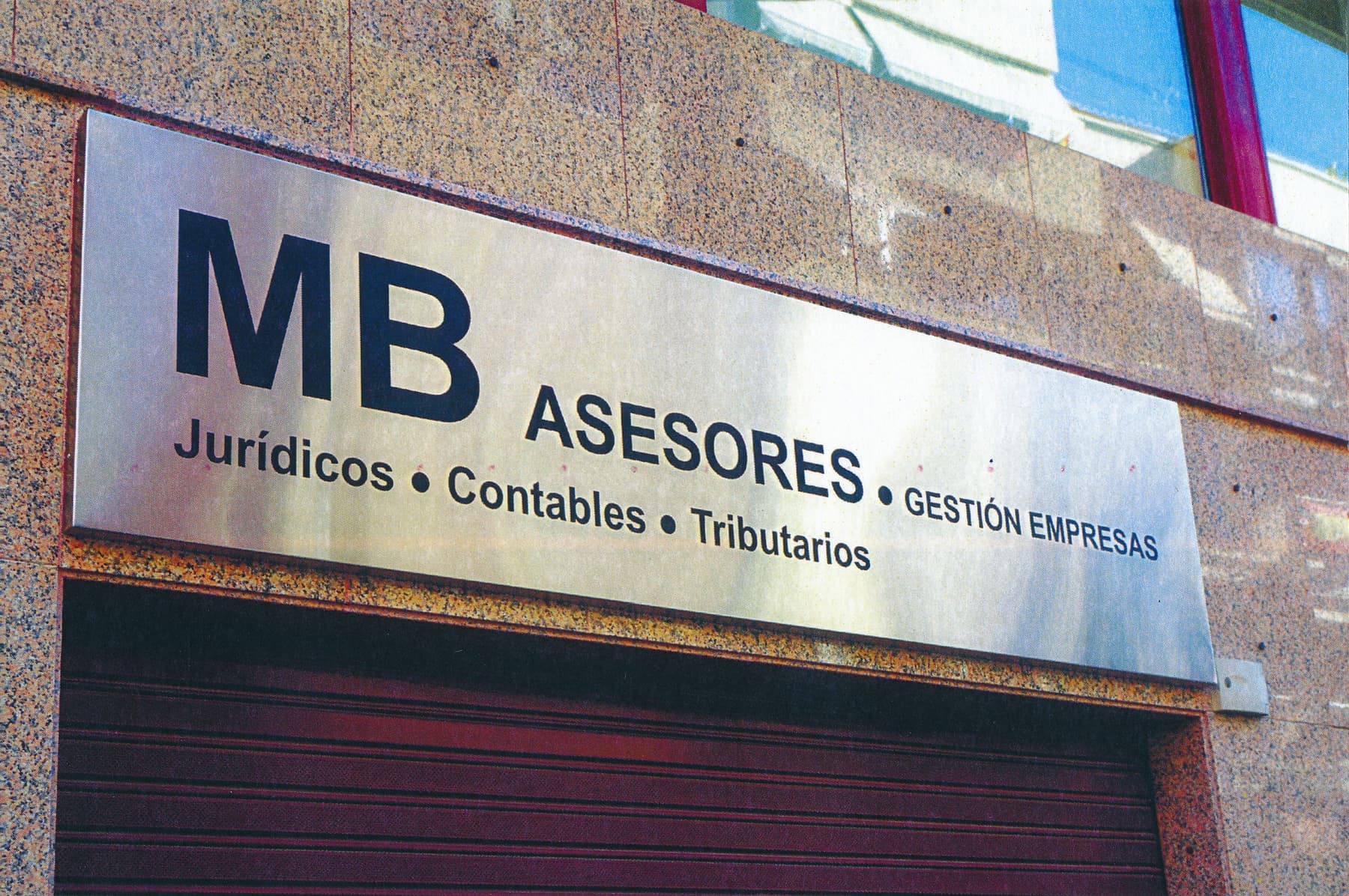 Rótulo corporativo de MB Asesores, asesoría jurídica y contable