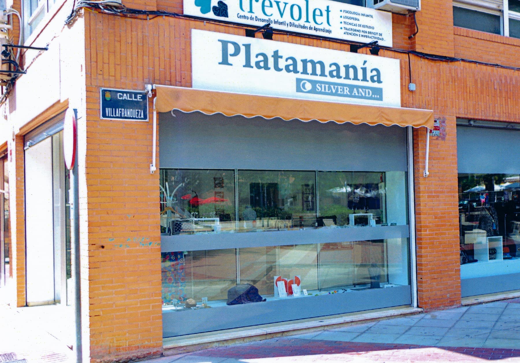 Fachada y escaparate rotulados de la joyería Platamania