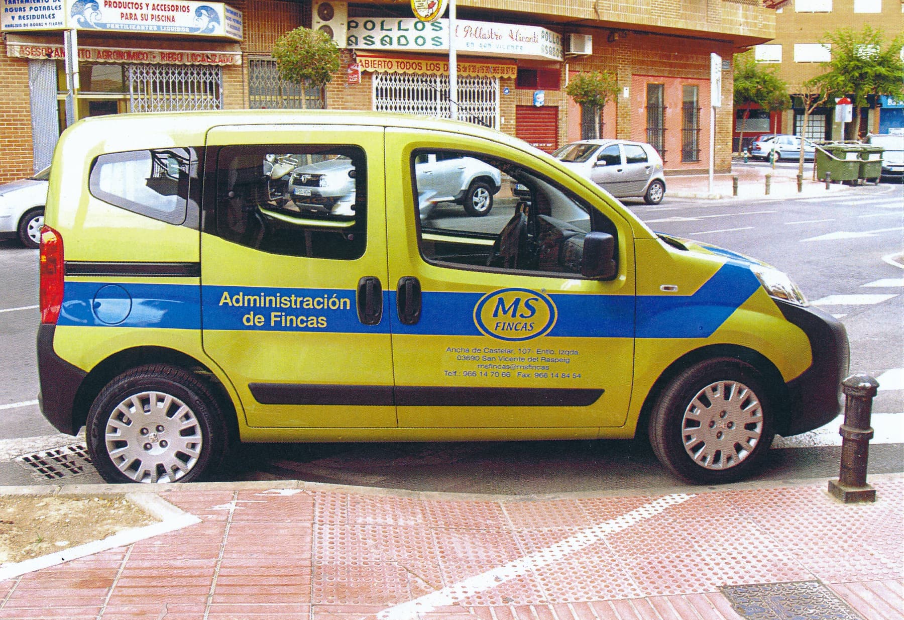 Coche corporativo verde y azul rotulado para AF Administración de Fincas