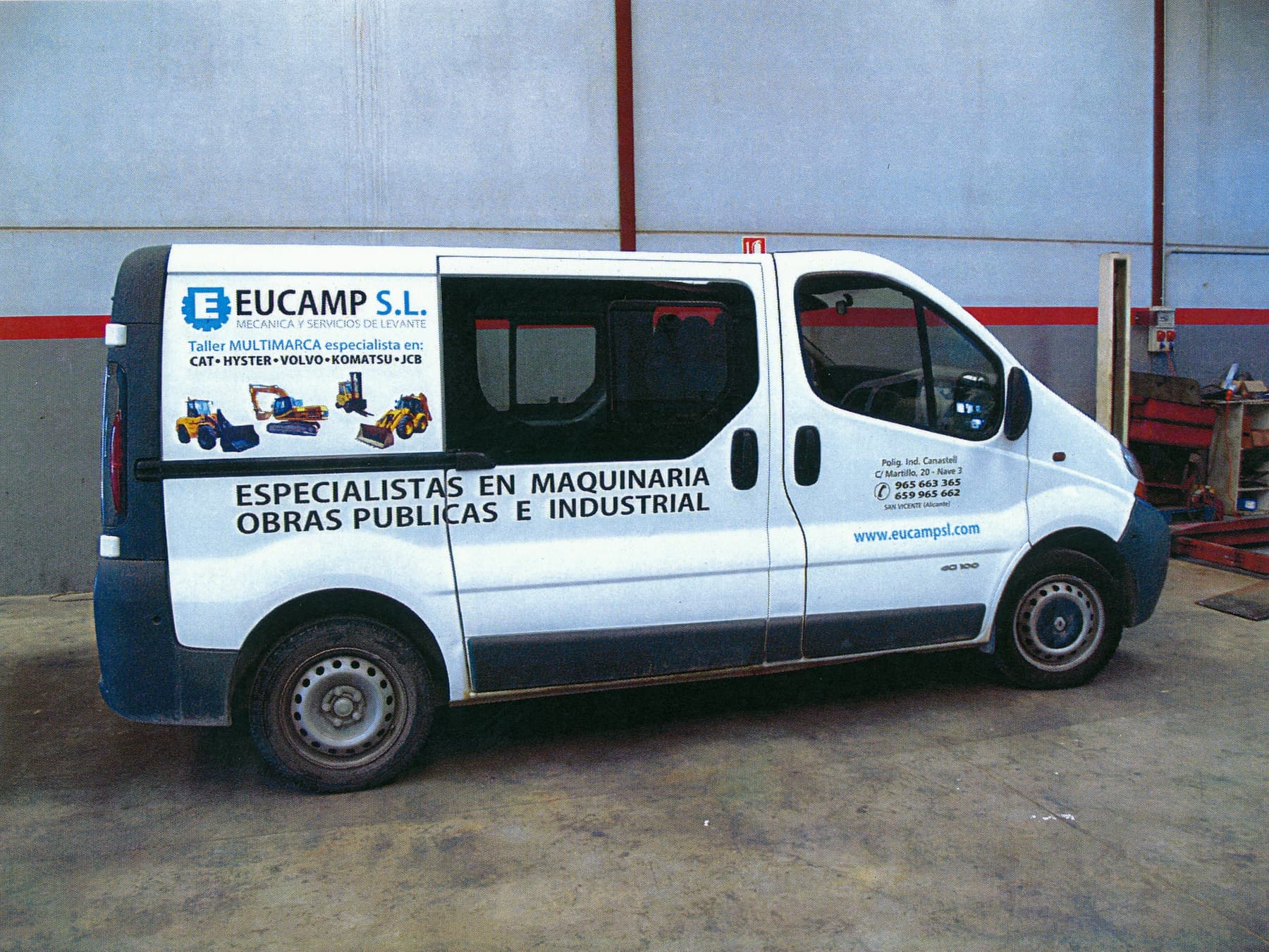 Furgoneta de Eucamp rotulada con vinilo de maquinaria de obra pública