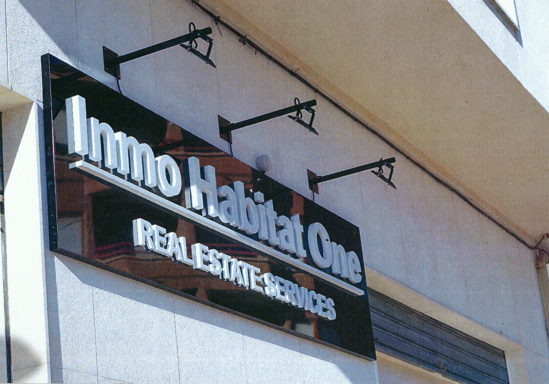 Banderola luminosa de Inmo Habitat One con letras corpóreas retroiluminadas