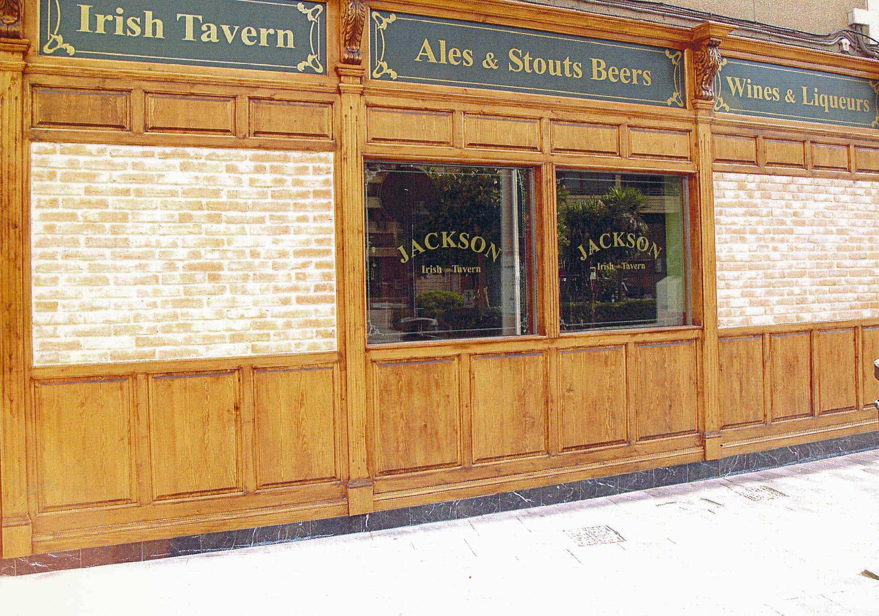 Fachada esquinera de madera del Jackson Irish Tavern con rótulos en relieve