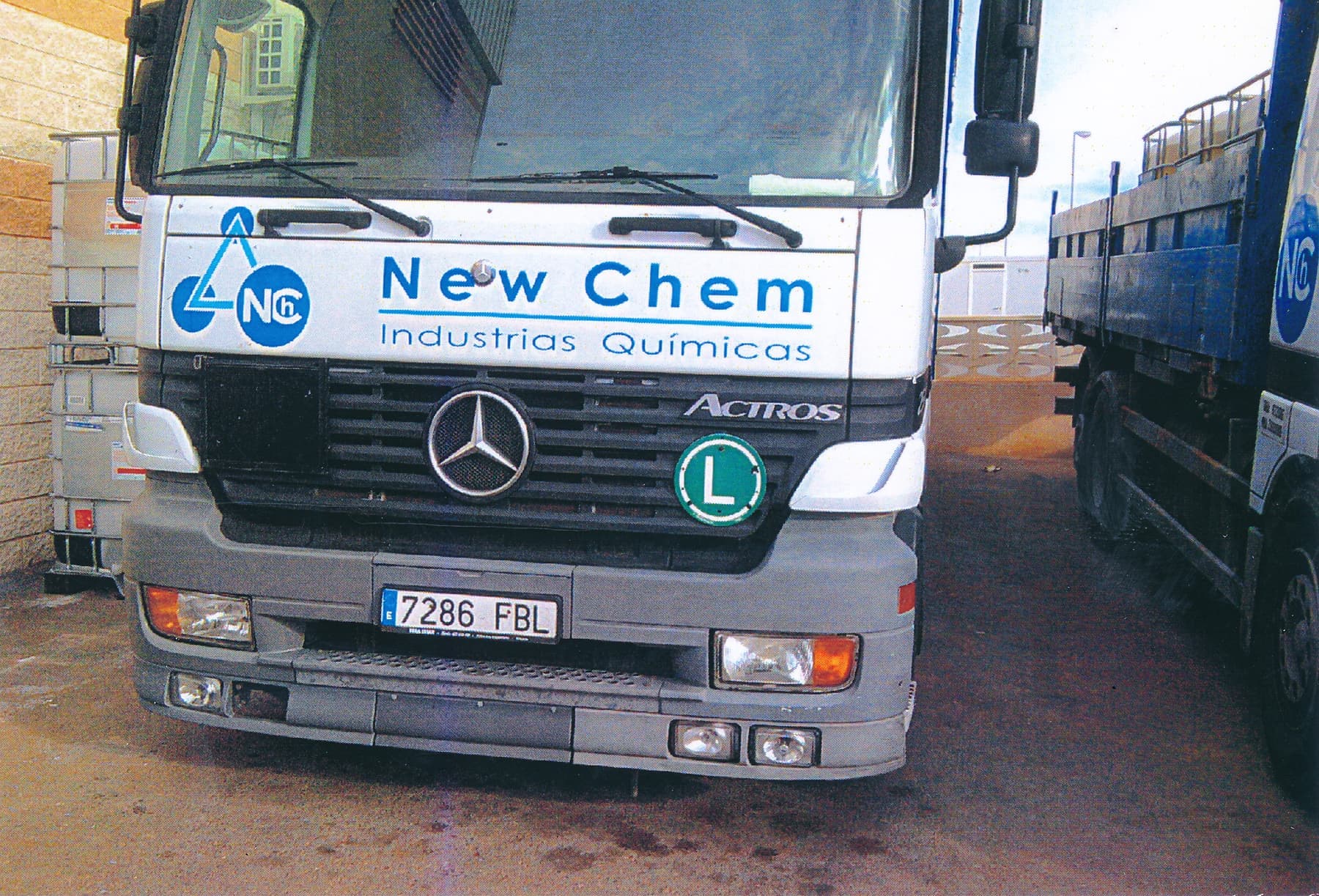 Camión de New Chem Industrias Químicas con rotulación en cabina y caja