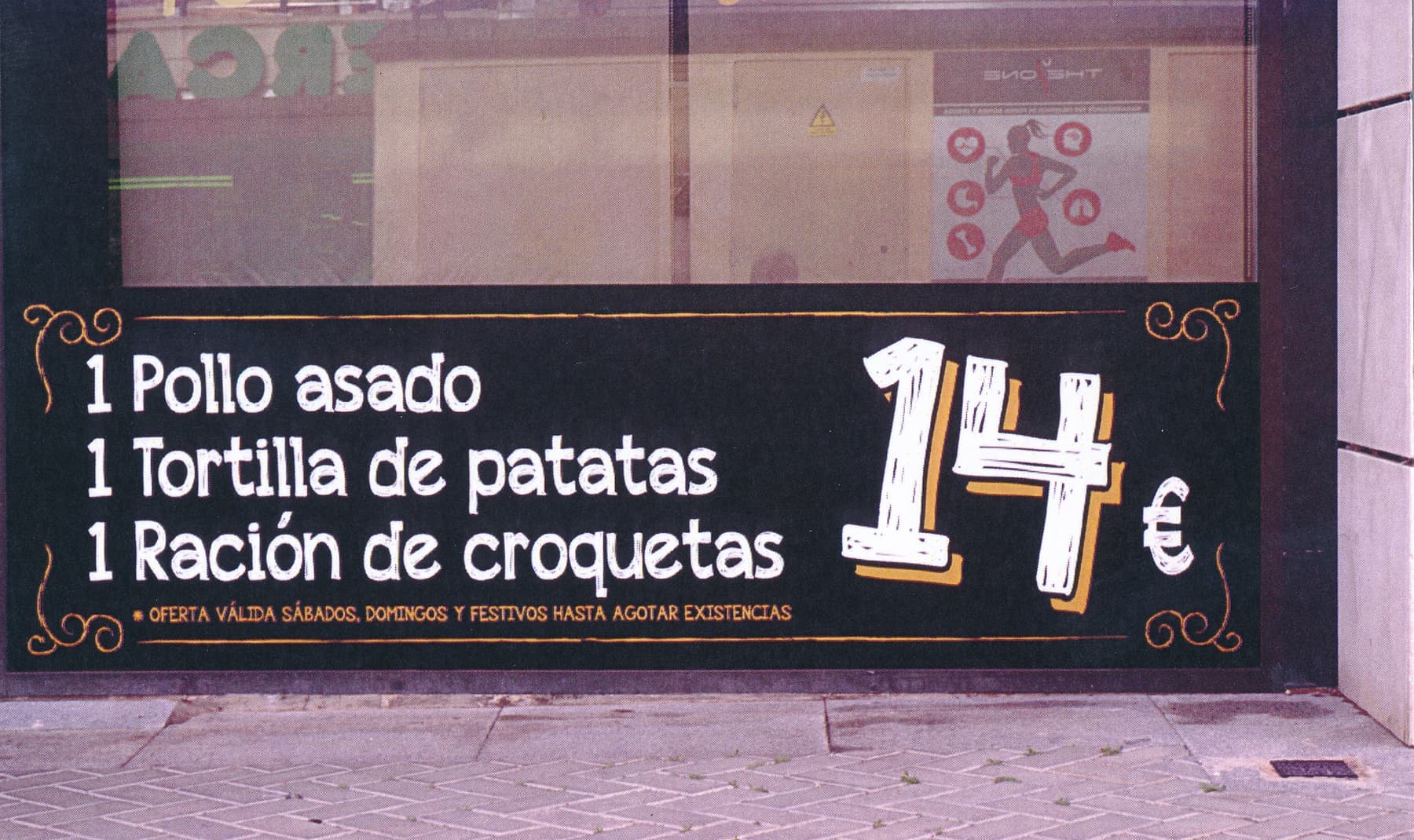 Vinilo de escaparate tipo pizarra con la carta y los precios del asador
