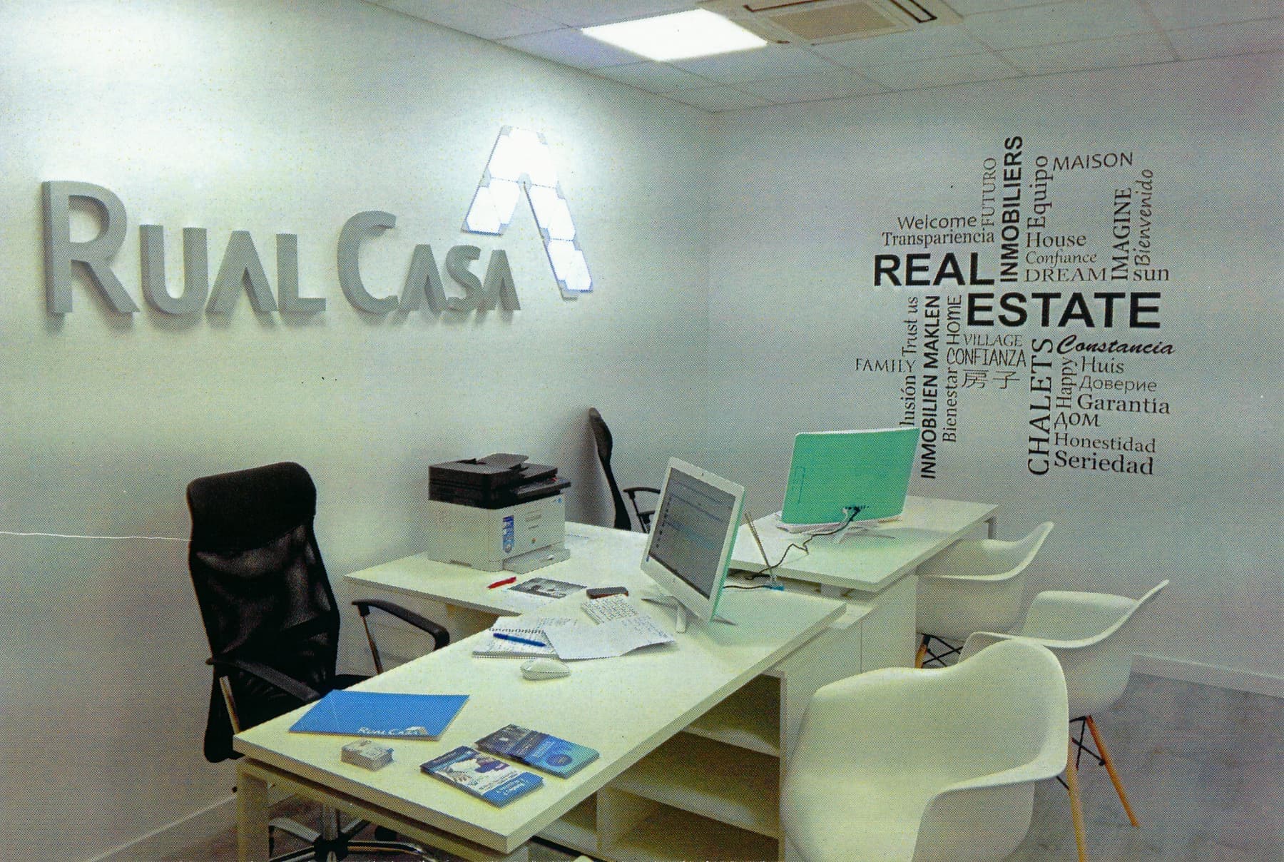 Oficina de Rual Casa con vinilo corporativo aplicado en las paredes